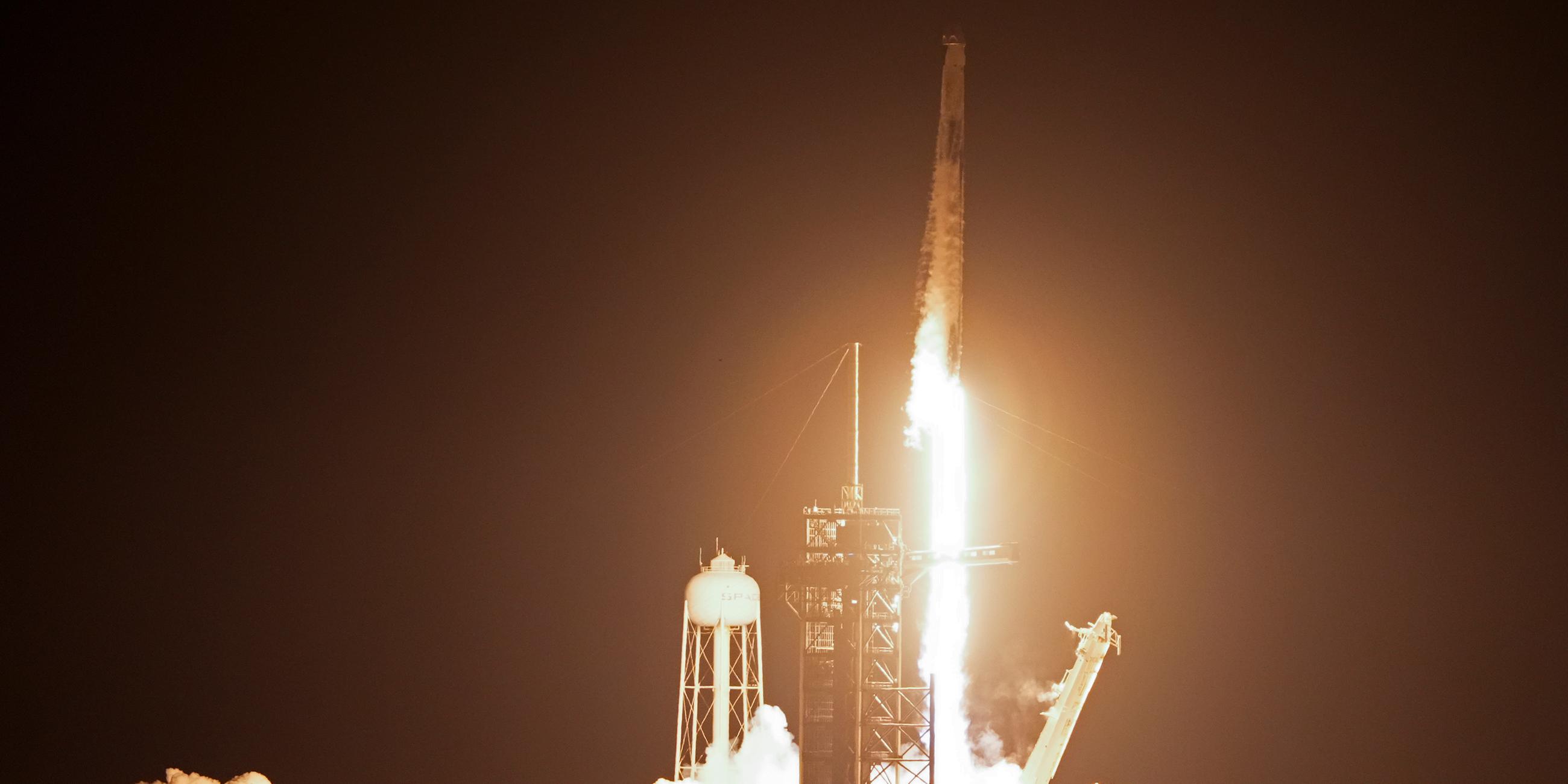 SpaceX Falcon 9-Rakete und eine Dragon-Kapsel auf der Startrampe des Kennedy Space Centers in Cape Canaveral
