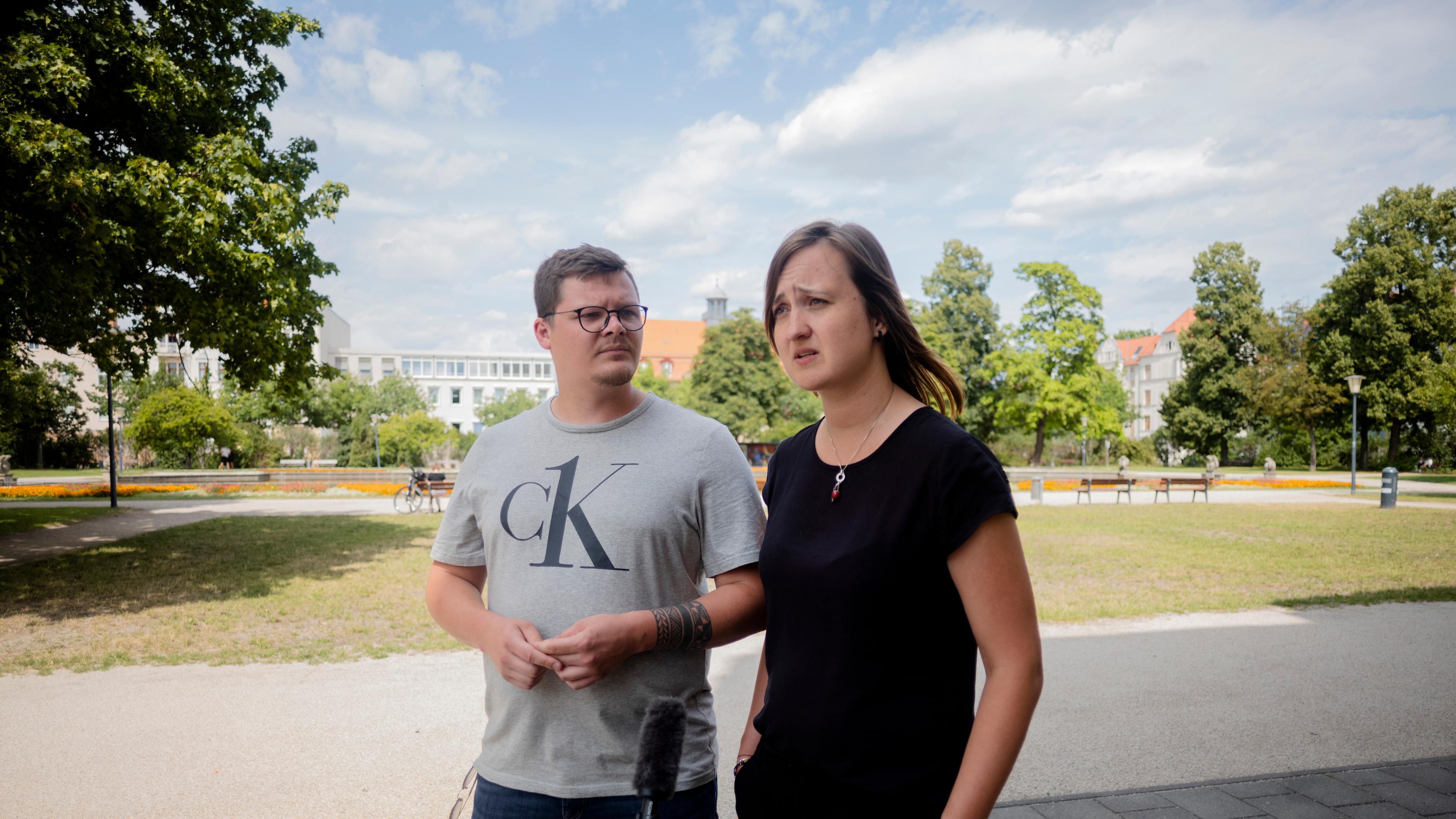 Laura Nickel und Max Teske sprechen mit The Associated Press während eines Interviews in Cottbus am 19.07.2023
