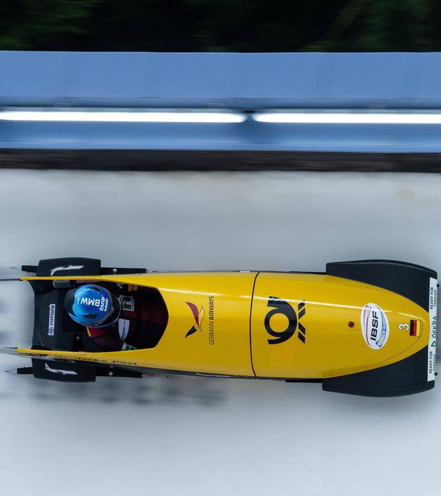 Die deutsche Bobfahrerin Laura Nolte schießt mit ihrem Monobob bei IBSF Bob Weltcup in Altenberg durch den Eiskanal