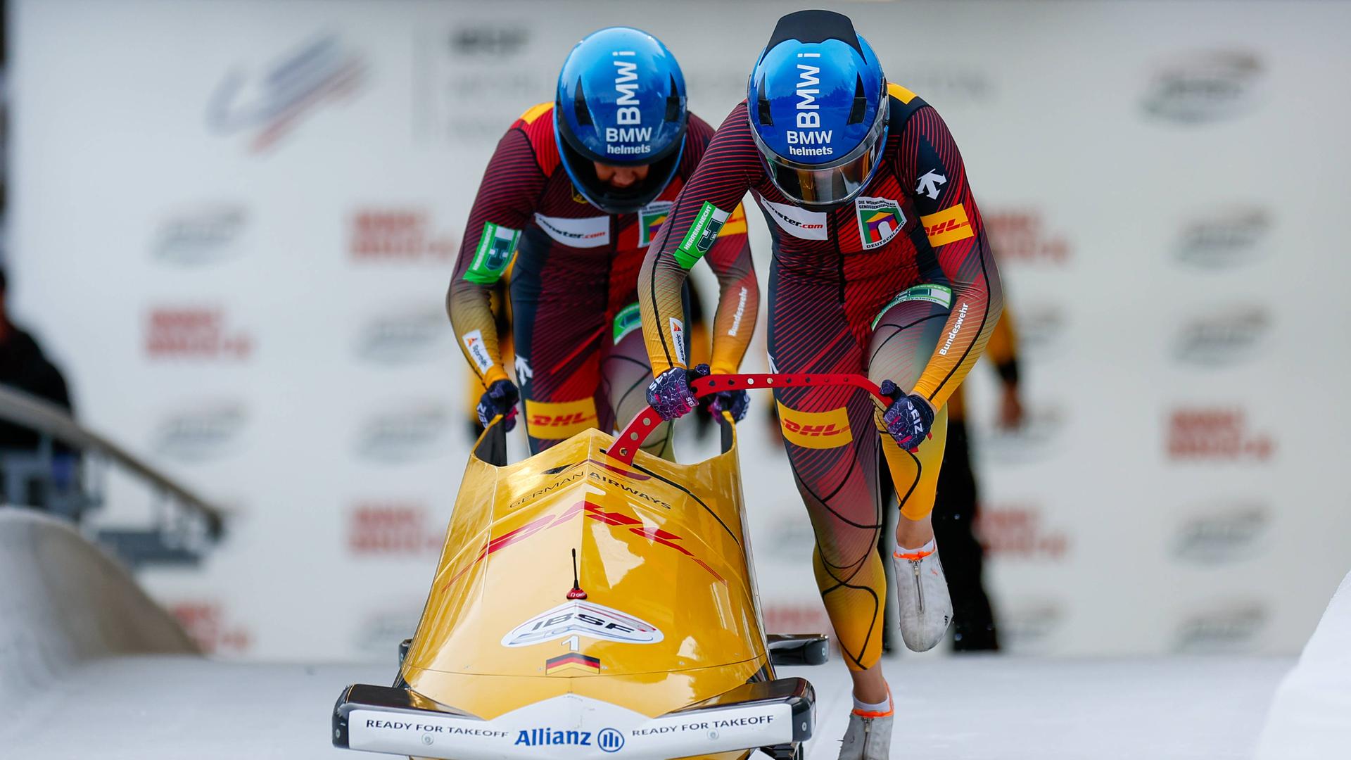 Laura Nolte und Deborah Levi laufen zusammen mit dem Zweier-Bob für einen Lauf an.