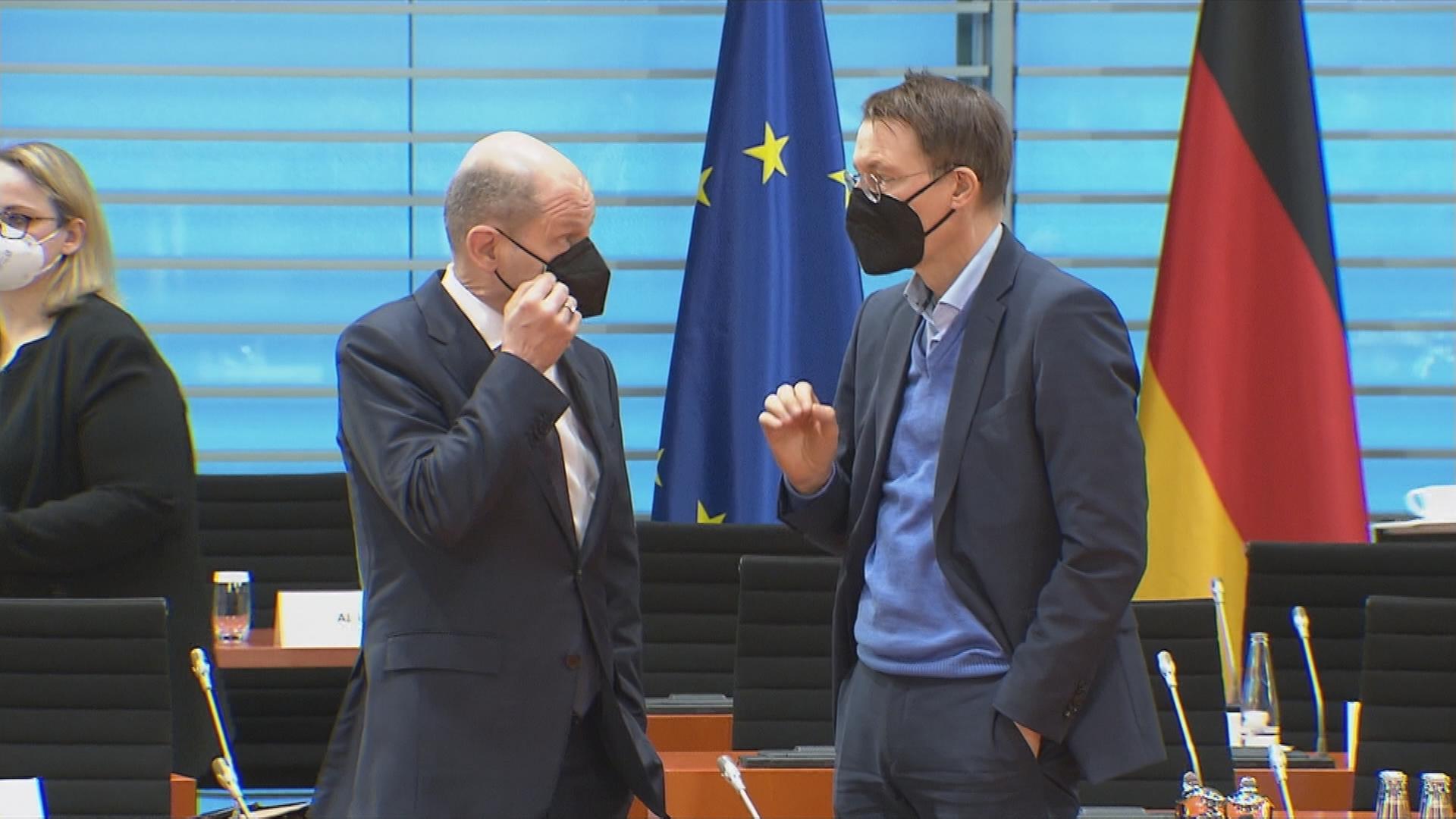 Kanzler Scholz und Minister Lauterbach im Gespräch