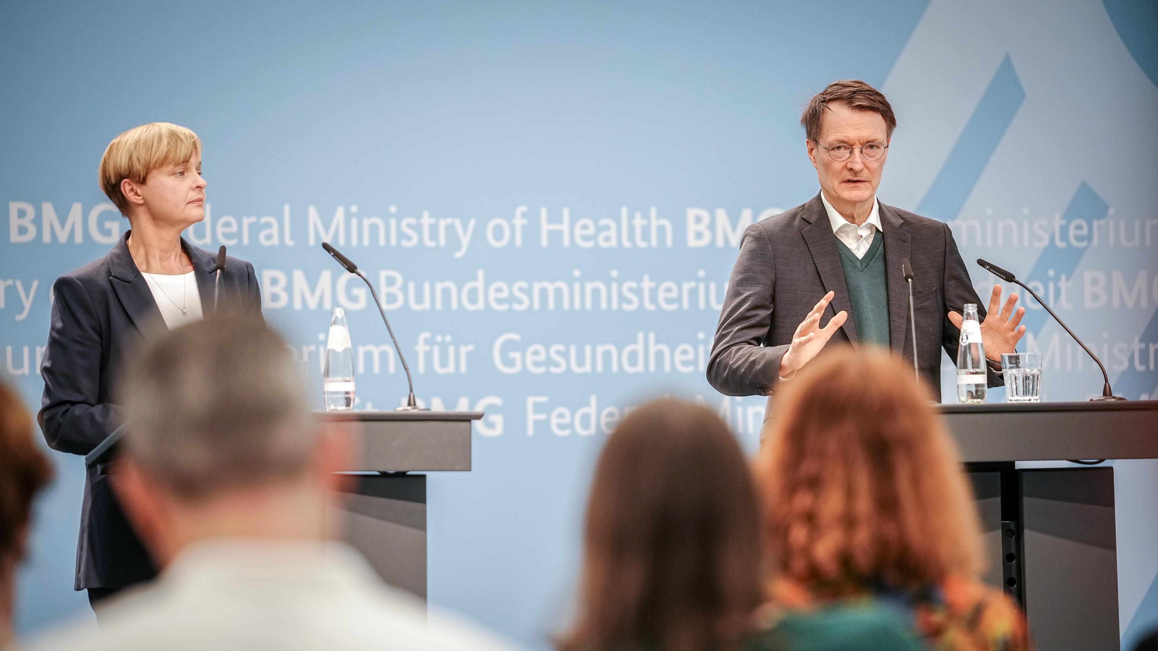 Karl Lauterbach (SPD), Bundesminister für Gesundheit, stellt mit Ute Lewitzka, Vorstandsvorsitzende der Deutschen Gesellschaft für Suizidprävention, die Nationale Suizidpräventionsstrategie der Bundesregierung vor.