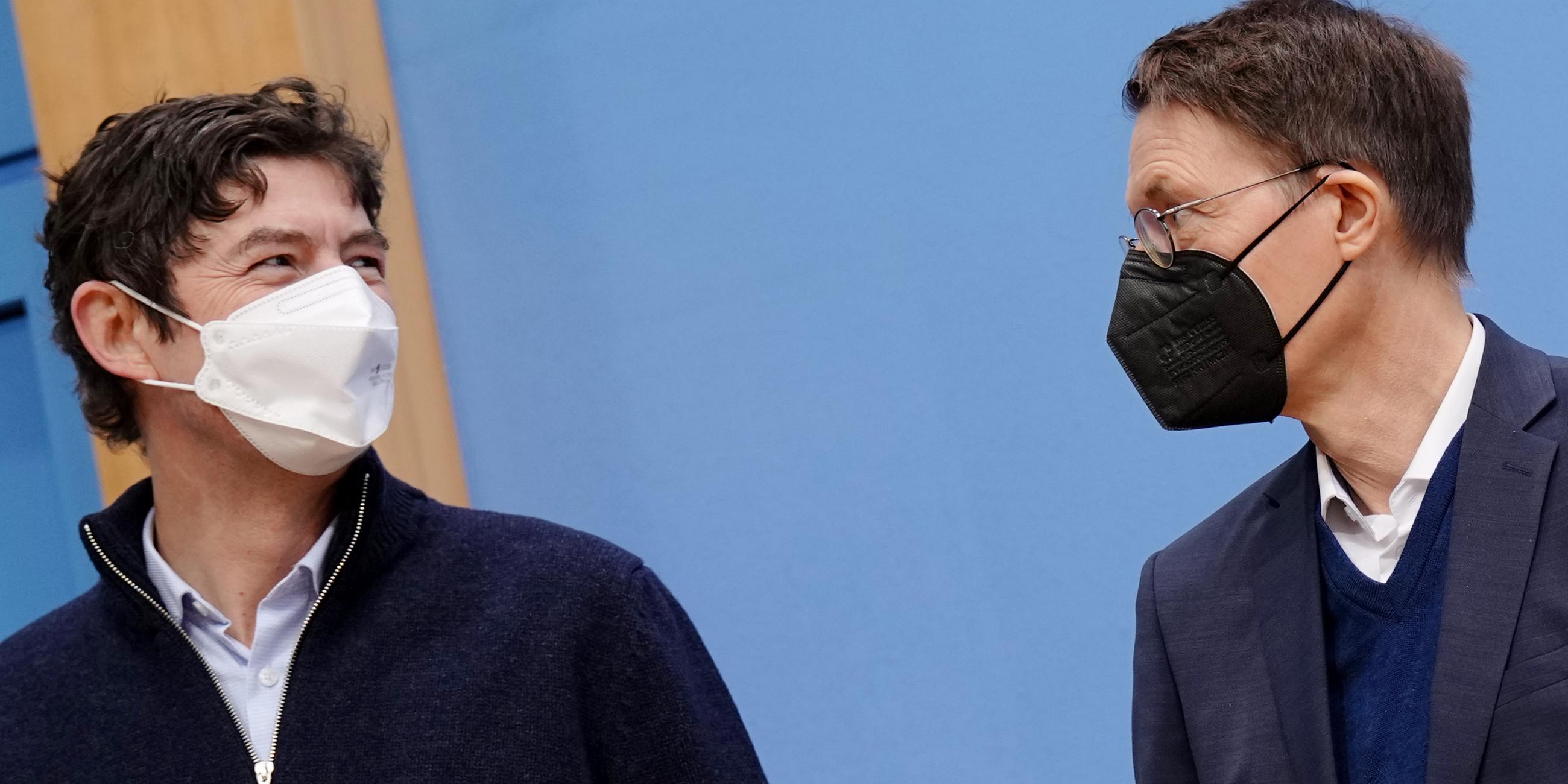 Archiv: Christian Drosten (l-r), Direktor des Instituts für Virologie an der Charité Berlin, und Karl Lauterbach (SPD), Bundesminister für Gesundheit, äußern sich in der Bundespressekonferenz zur aktuellen Corona-Lage.