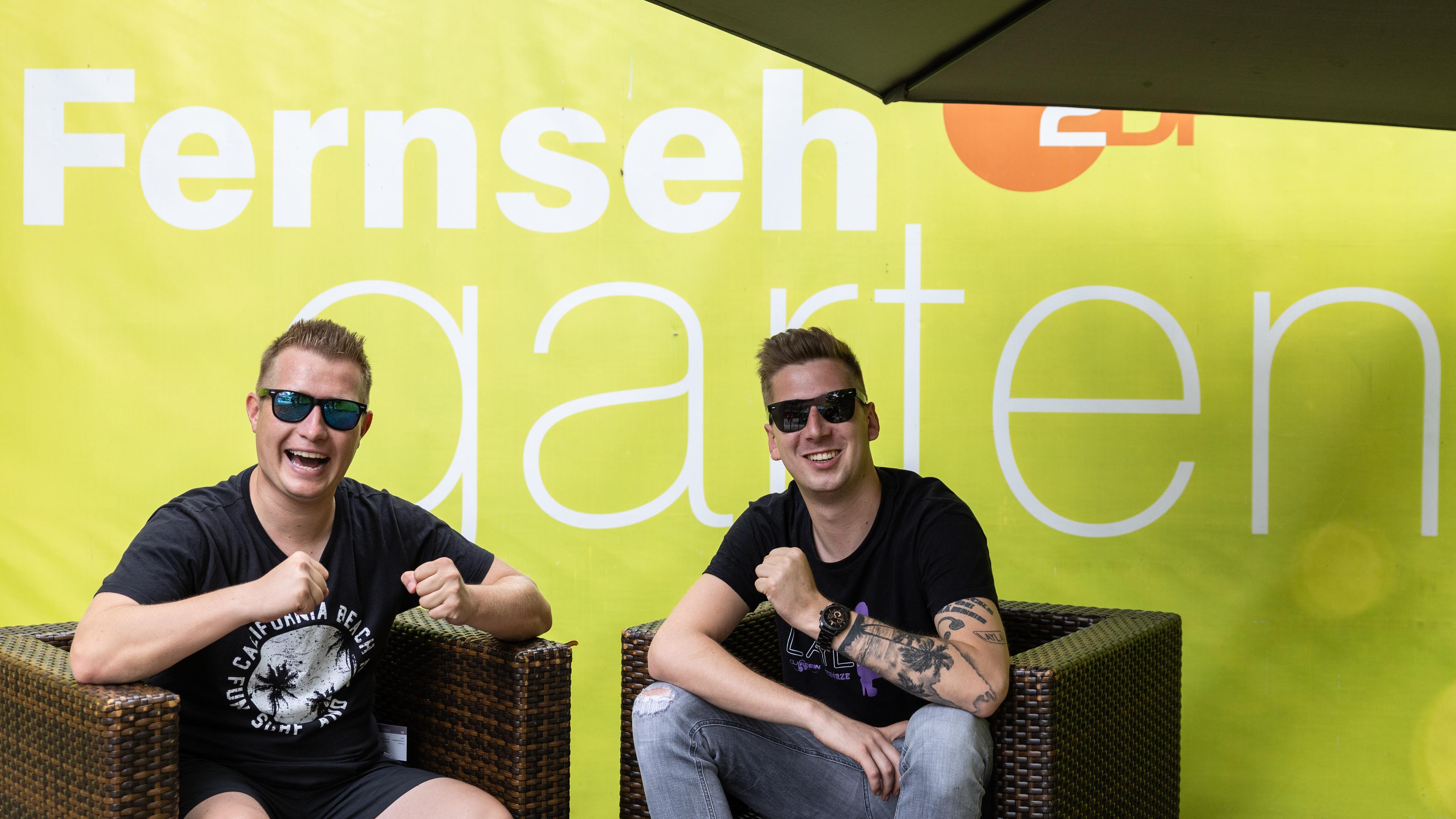 Das Bild zeigt das Partyschlager-Duo DJ Robin (r.) & Schürze, das mit dem Lied "Layla" auf Platz Eins der deutschen Jahrescharts 2022 steht.