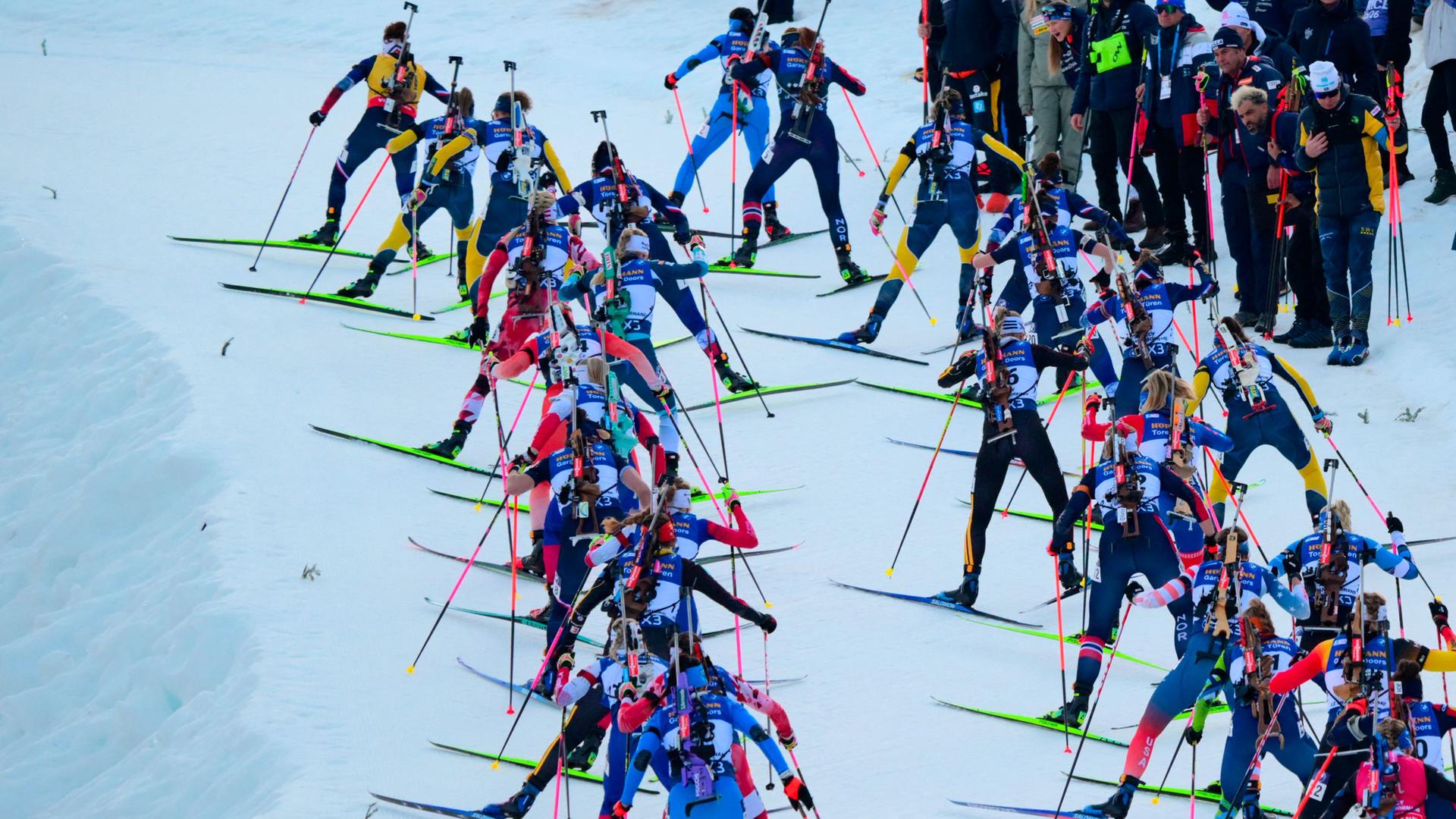 Biathletinnen im 12,5-km-Massenstart beim IBU-Biathlon-Weltcup nahe Annecy.