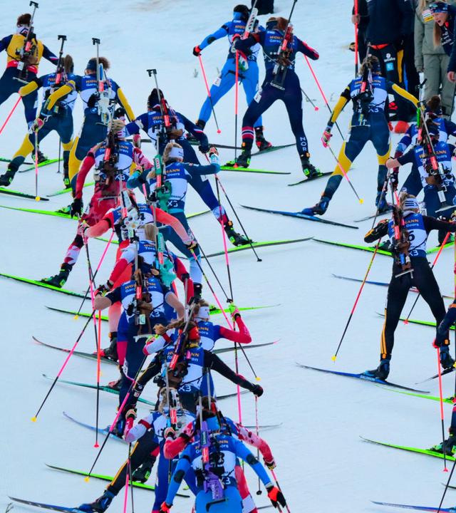 Biathletinnen im 12,5-km-Massenstart beim IBU-Biathlon-Weltcup nahe Annecy.