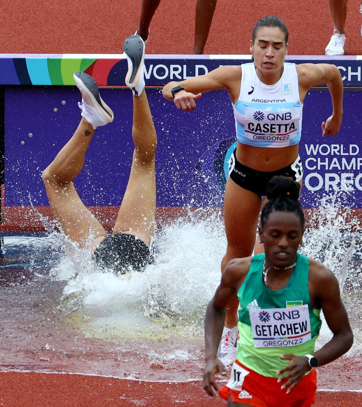 Lea Meyer stürzt kopfüber in den Wassergraben des Hindernislaufes bei der Leichtathletik-WM 2022