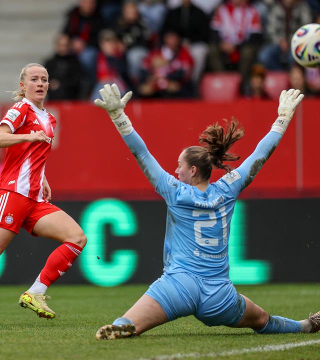 Lea Schüler schießt den Ball an Luisa Palmen vorbei Richtung Tor