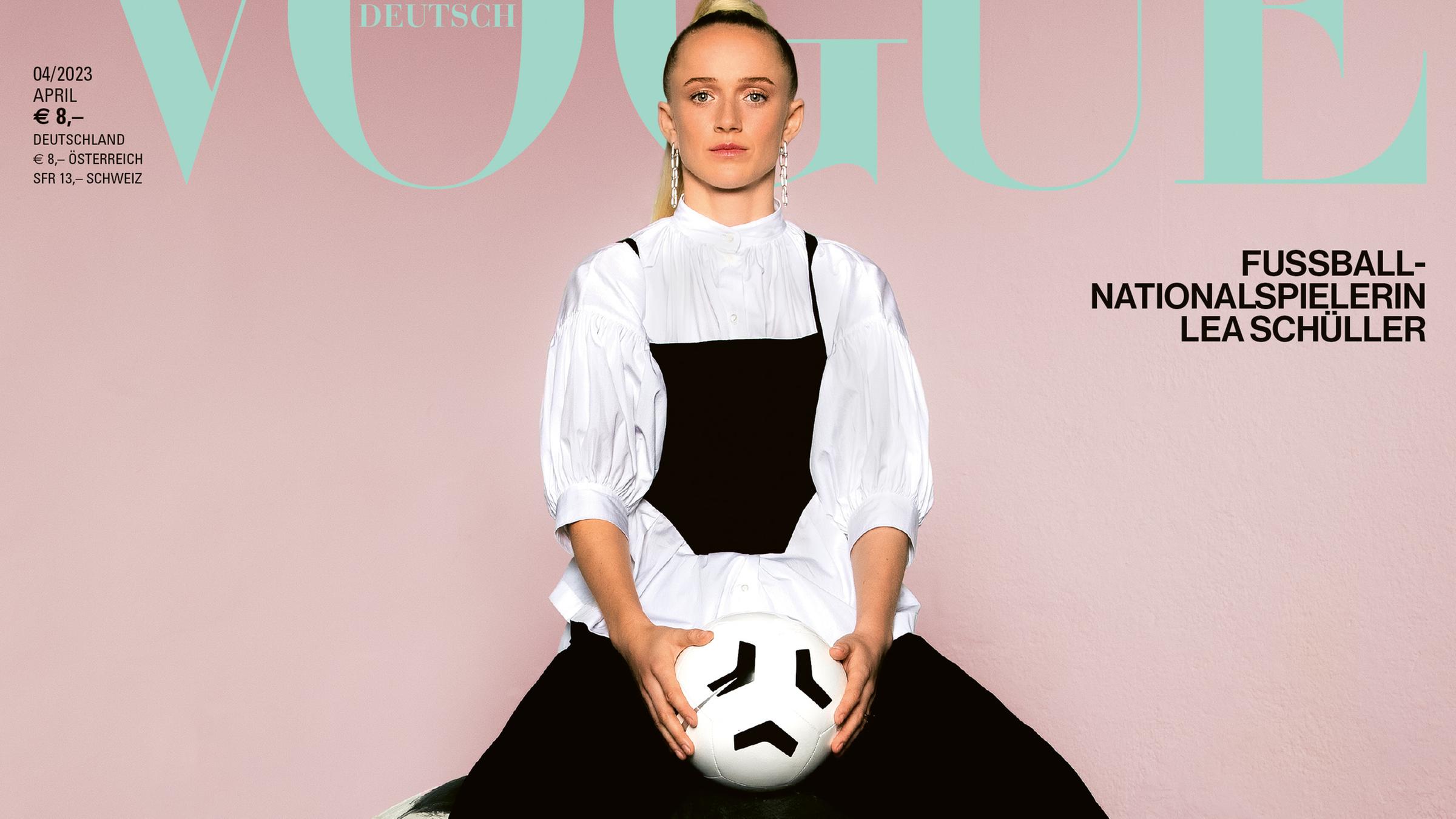 Lea Schüller auf Vogue Cover sitzt auf Ball rosa Hintergrund 