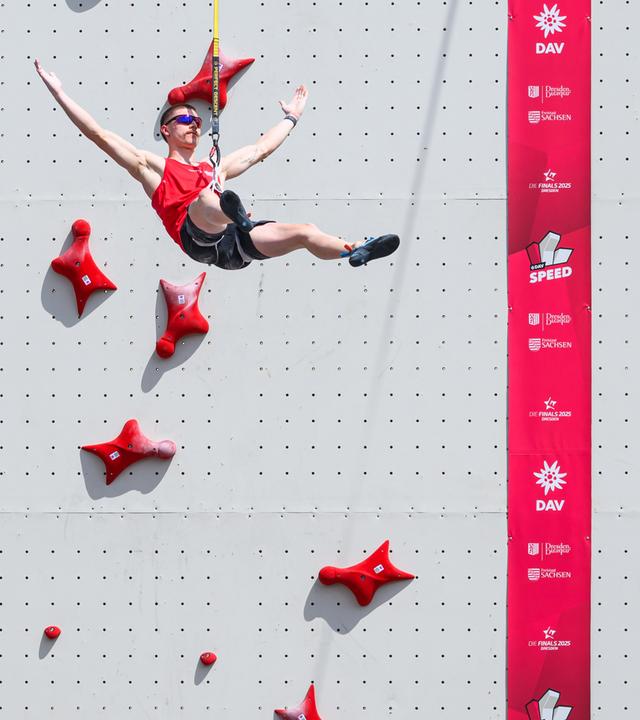 Leander Carmanns (l) jubelt nach seinem Sieg im Finale gegen Sebastian Lucke. 