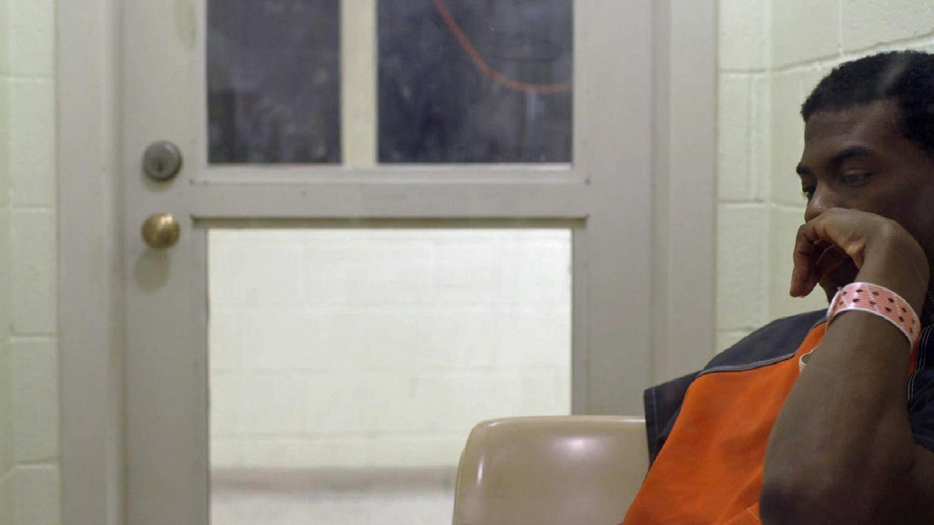 Shawn Ford sitzt auf einem Stuhl in der Besucherkabine des Gefängnisses.