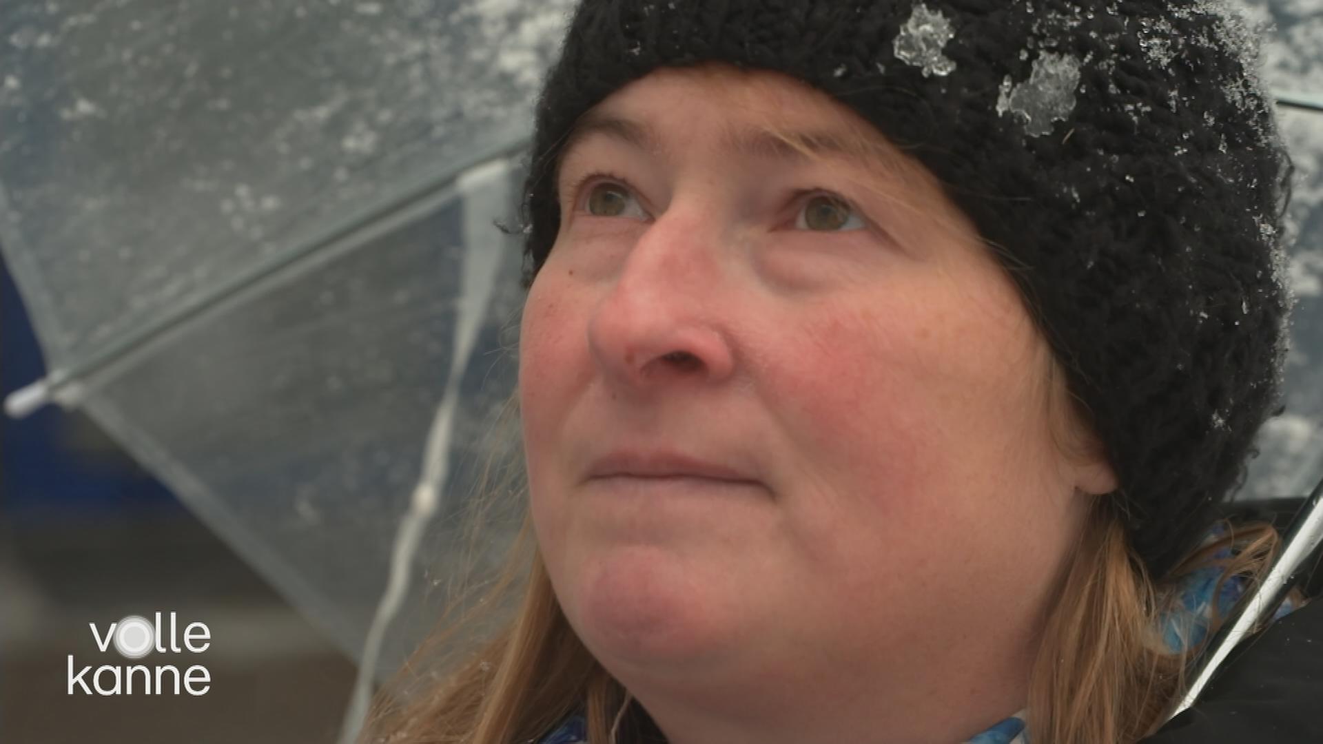 Eine Frau mit Regenschirm in Gedanken.