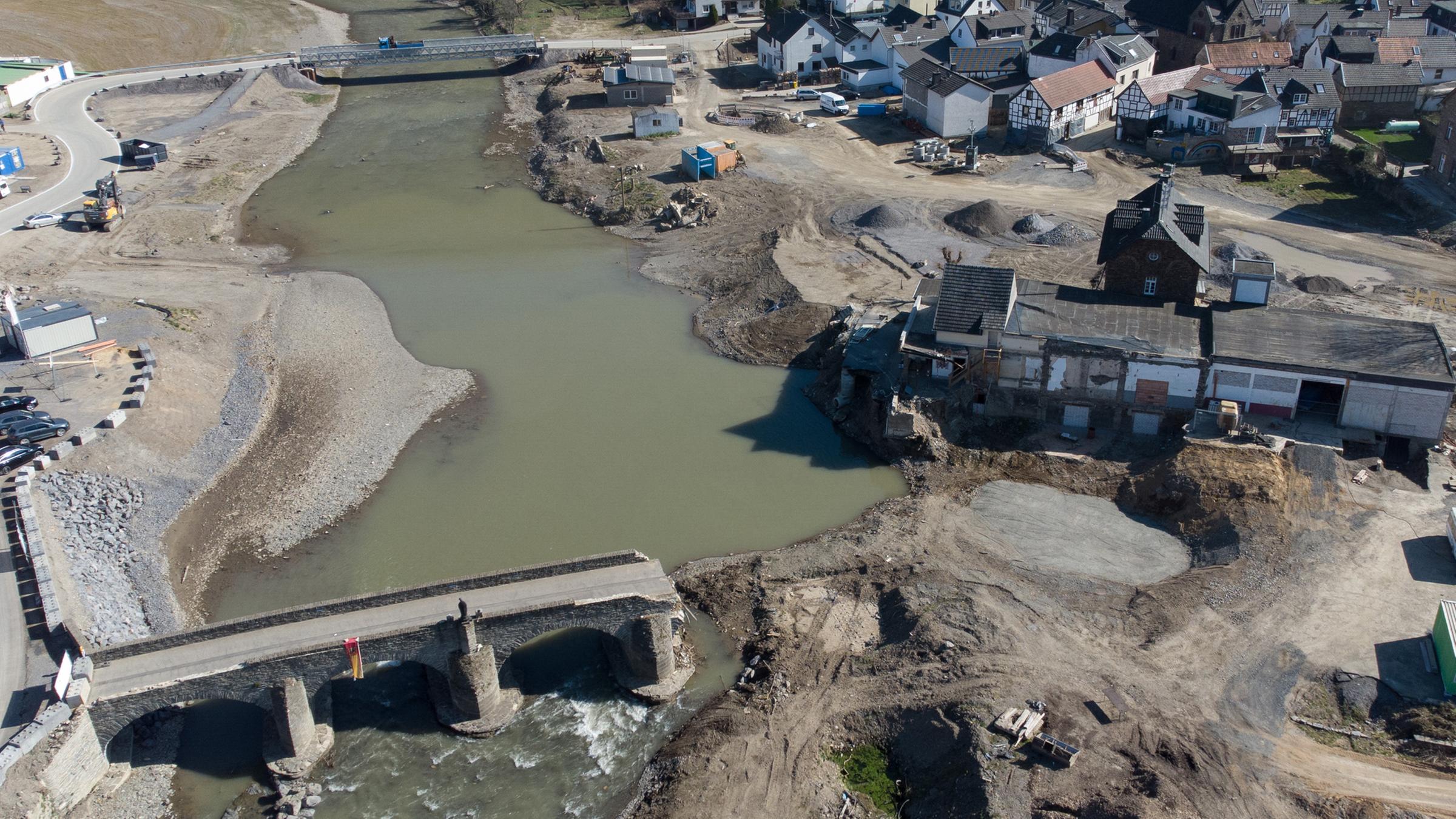 10.03.2022, Rheinland-Pfalz, Rech: Die zerstörte, historische Bogenbrücke über die Ahr (Luftaufnahme mit einer Drohne). Zahlreiche Gebäude im ehemaligen Zentrum des Weinortes mussten abgerissen werden. Monate nach der tödlichen Flutwelle fühlen sich viele Betroffene von den Behörden im Stich gelassen.