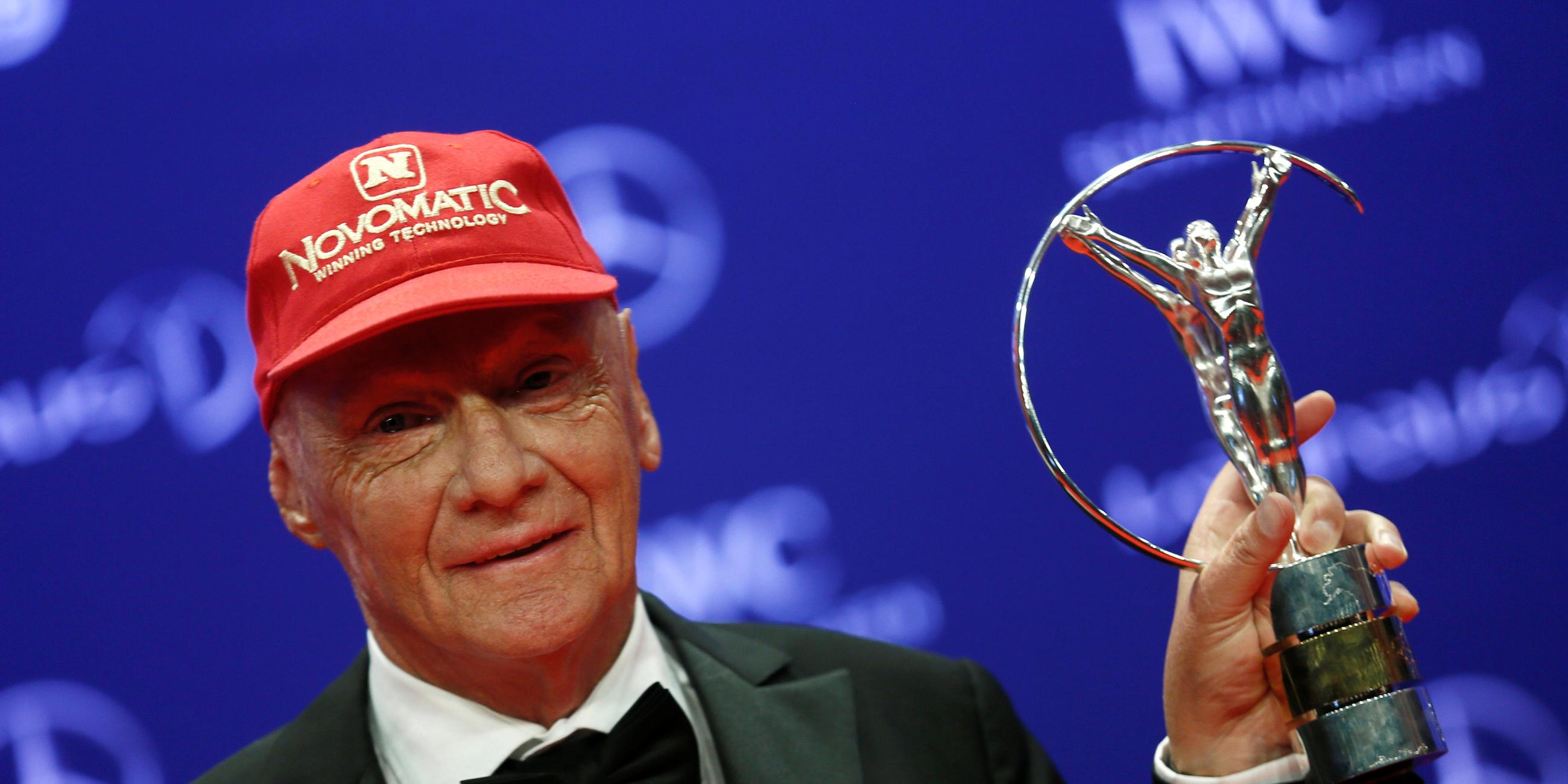Niki Lauda im Jahr 2016 mit seiner Trophäe bei den Laureus World Sports Awards