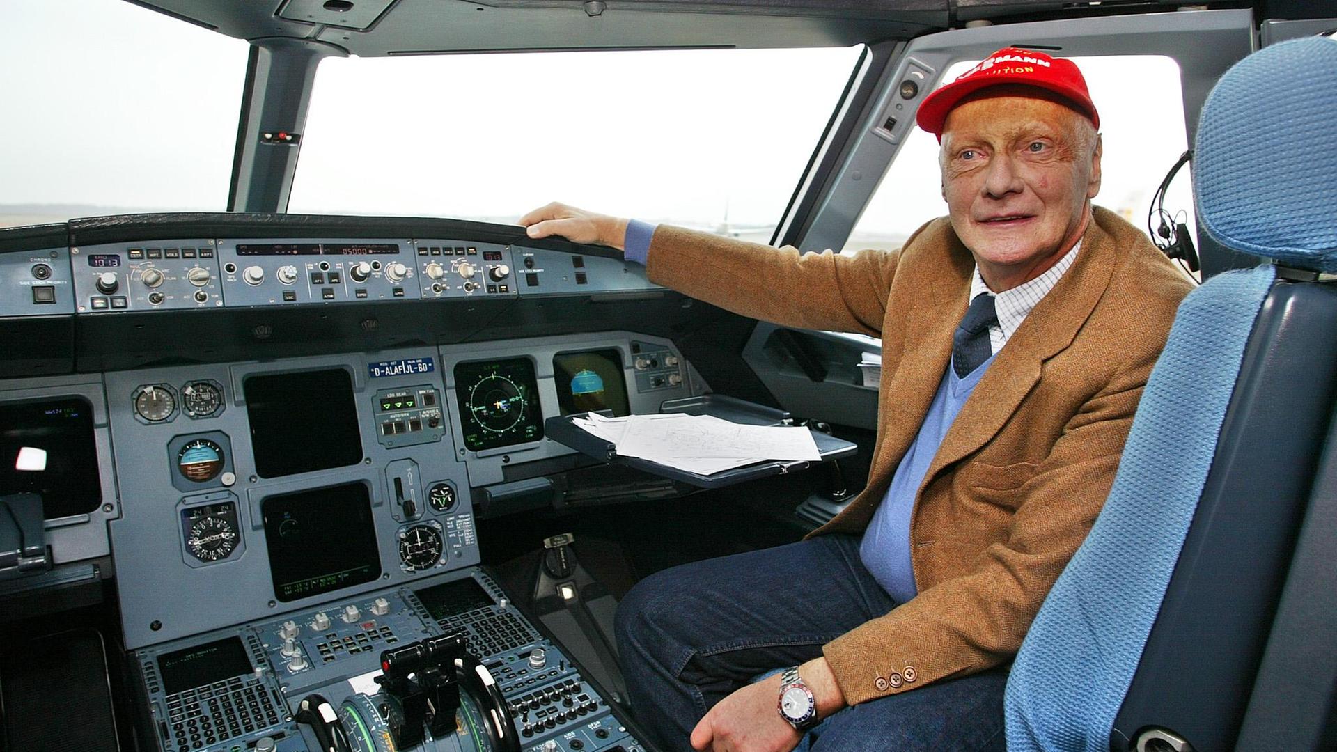 Niki Lauda sitz im Jahr 2003 im Rahmen des Erstfluges von "Flyniki" im Cockpit des Airbus A320