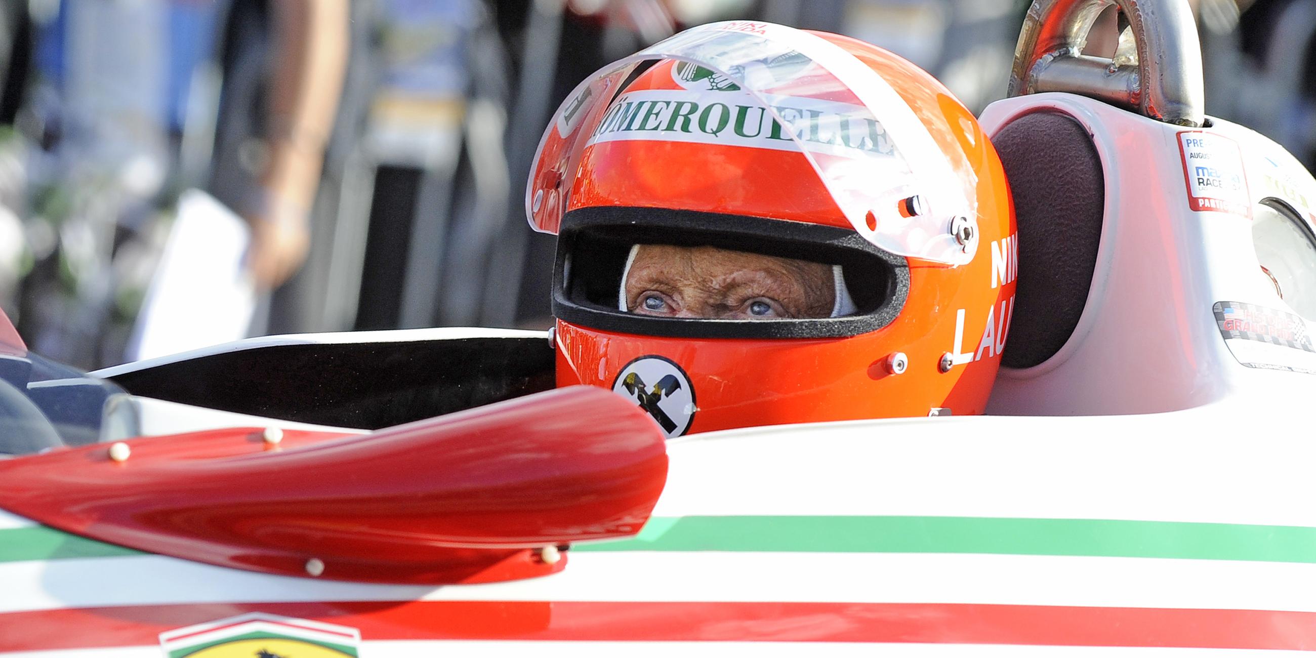 Niki Lauda im Cockpit eines Rennwagens während eines Legendenrennens in Spielberg im Jahr 2014