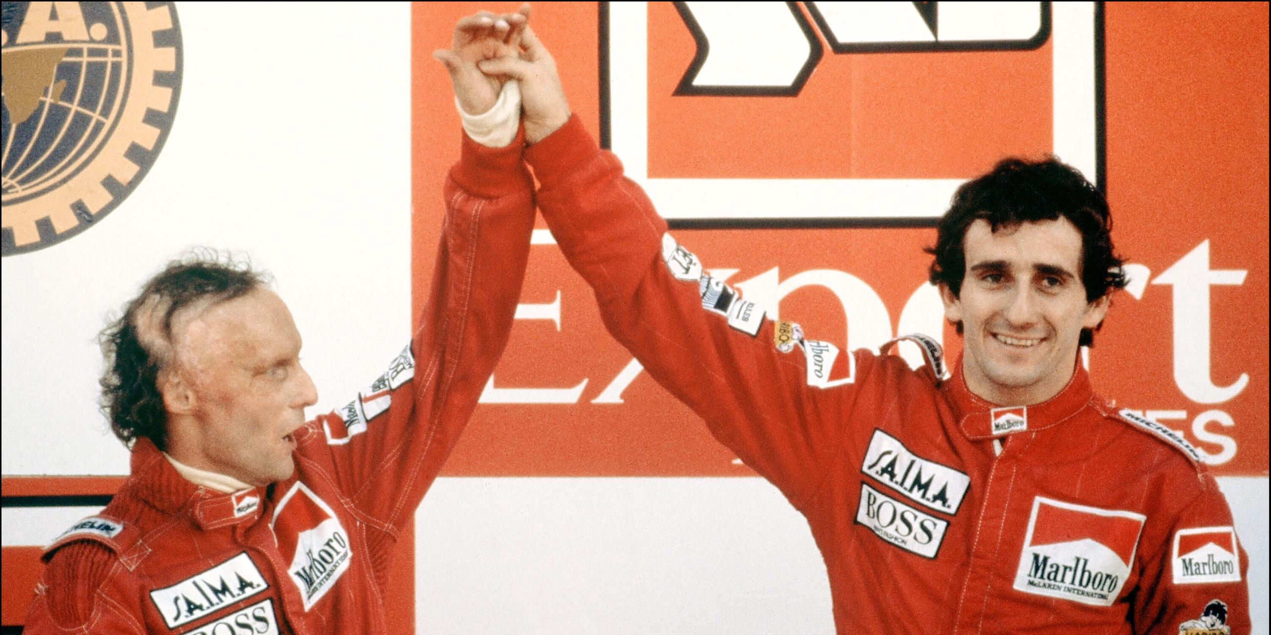 Niki Lauda (r.) und Alain Prost jubeln zusammen nach dem Großen Preis von Portugal im Jahr 1984