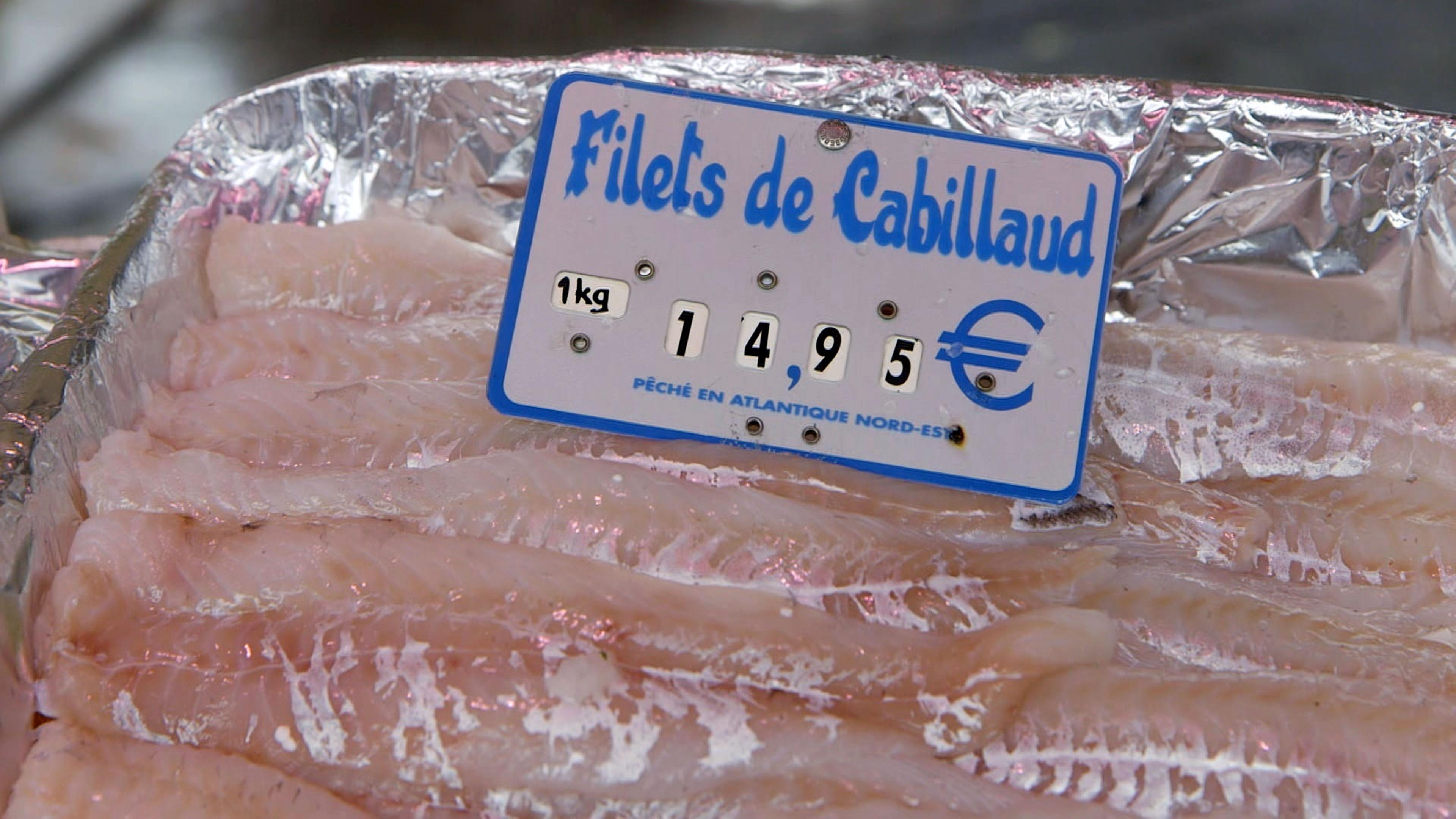"Lebensmittel auf dem Prüfstand: Kabeljau - Beliebt, begehrt, bedroht": Fischfilet auf einem Pariser Wochenmarkt mit einem Preisschild mit der Aufschrift "Filets de Cabillaud 14,95 Euro".