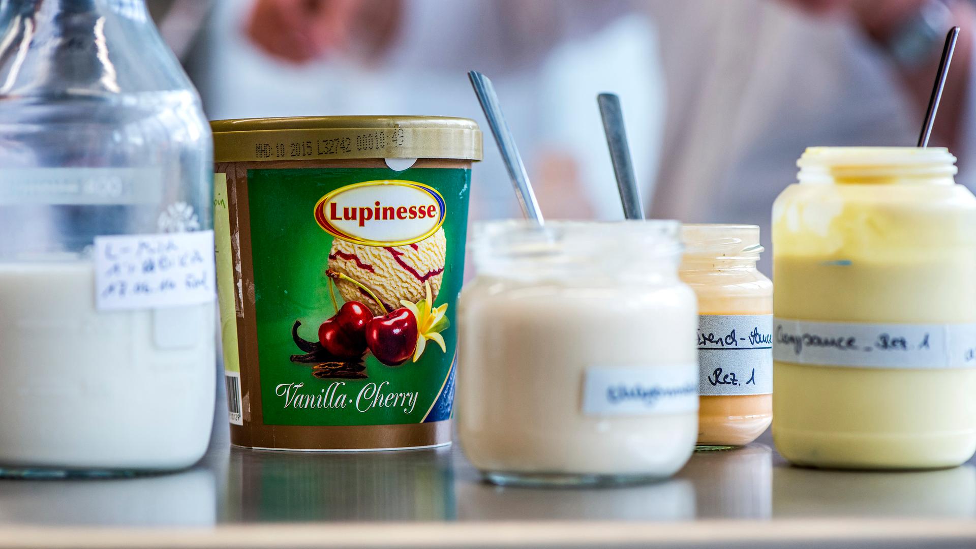 Töpfchen und Tigelchen mit Lebensmitteln