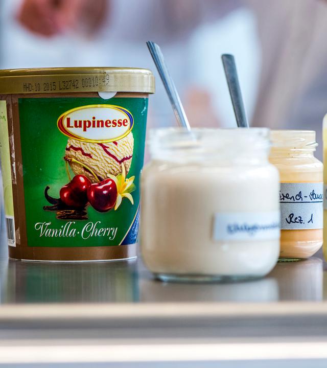 Töpfchen und Tigelchen mit Lebensmitteln