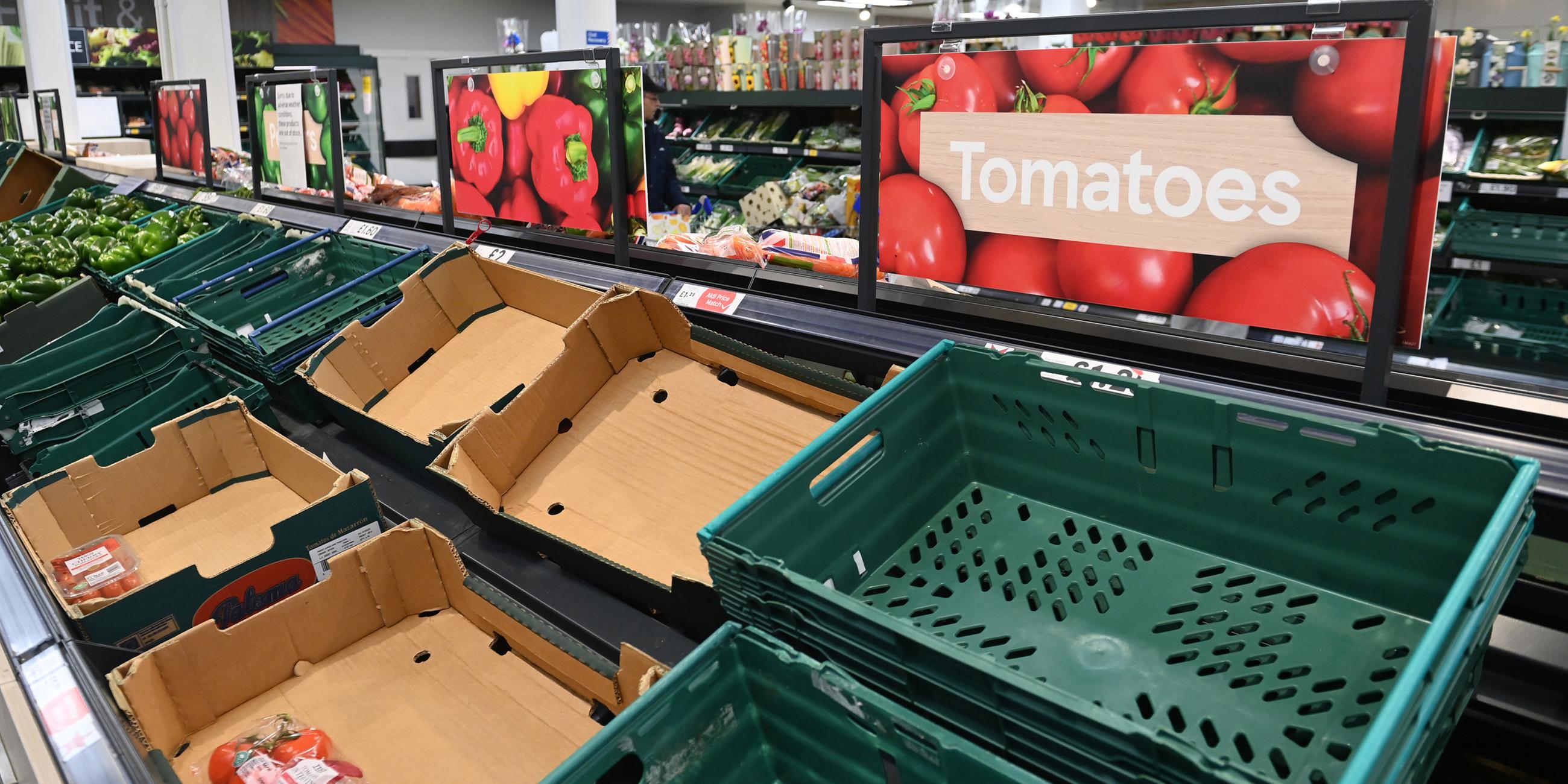 Leere Kisten in der Gemüseabteilung eines Supermarkts in London