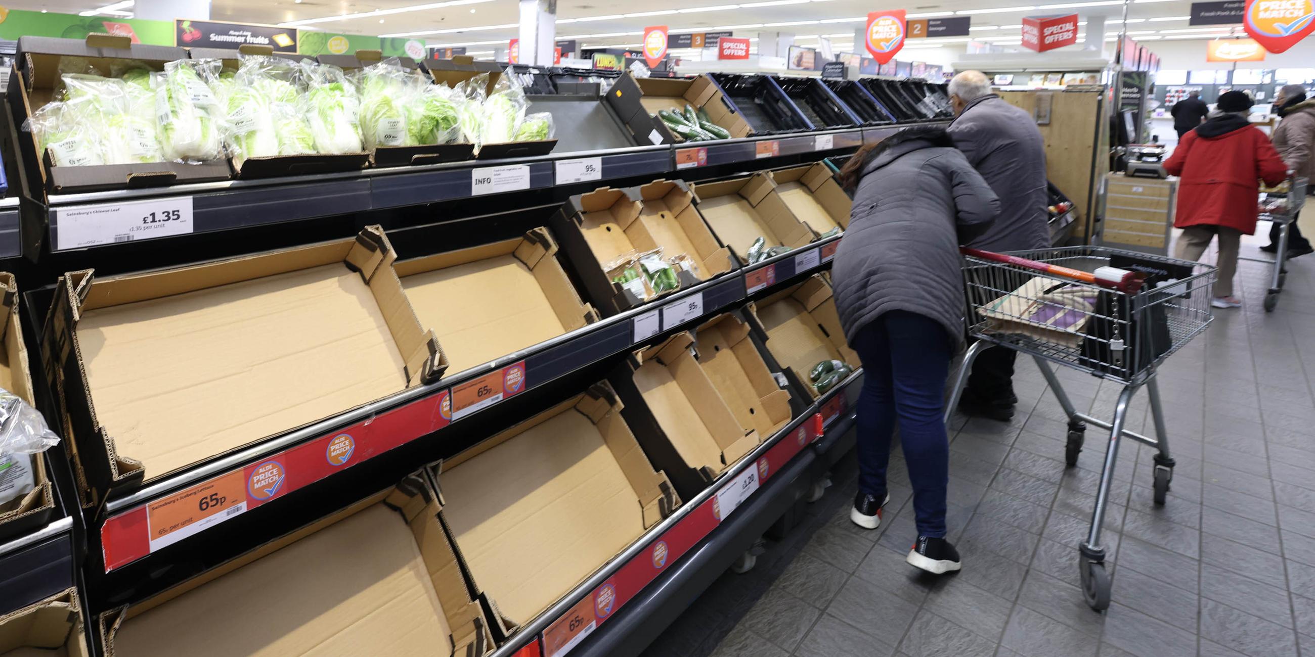 Leere Regale in der Gemüseabteilung eines Supermarkts in London