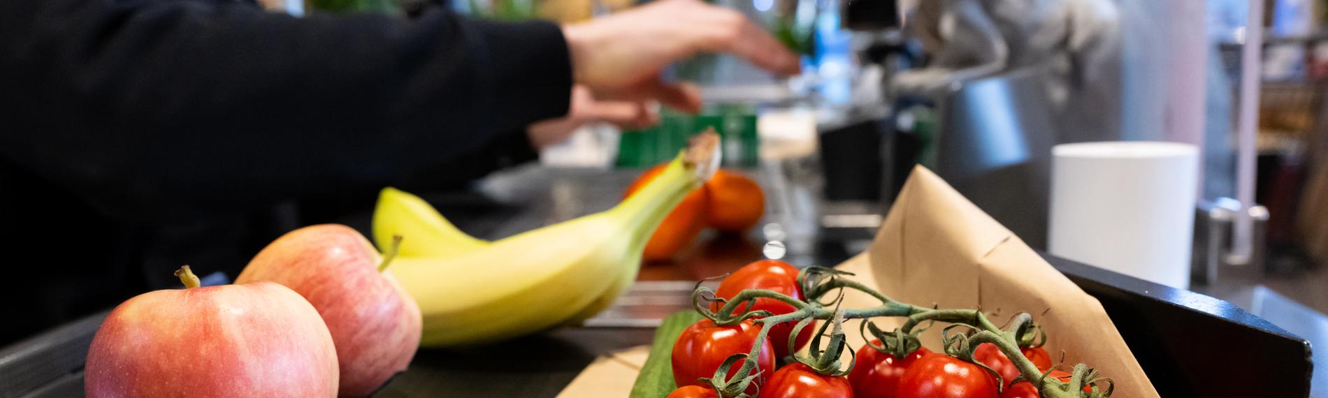 Lebensmittel liegen in einem Supermarkt an der Kasse auf dem Band, aufgenommen am 18.01.2023 in Neubiberg