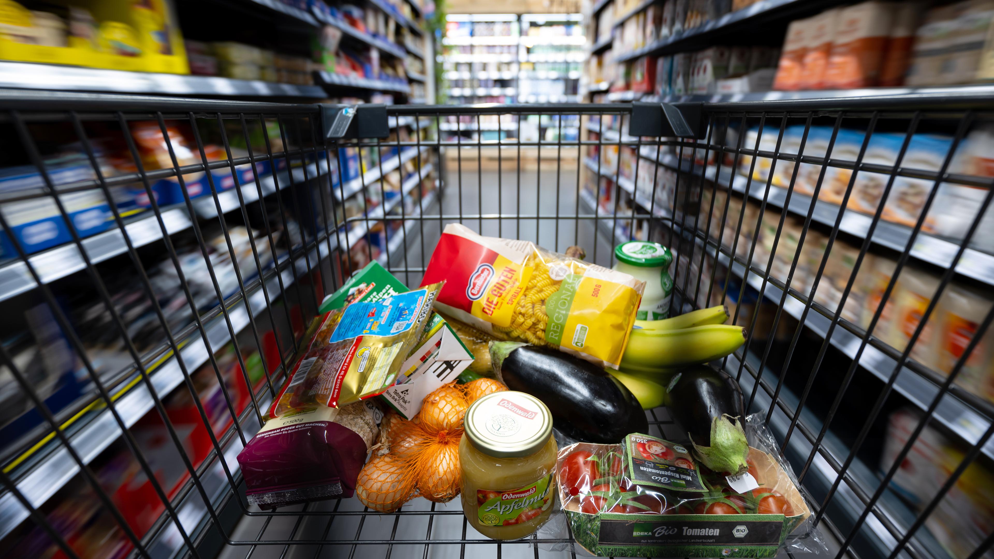 Verschiedene Lebensmittel liegen in einem Supermarkt in einem Einkaufswagen, aufgenommen am 28.04.2023 in Neubiberg