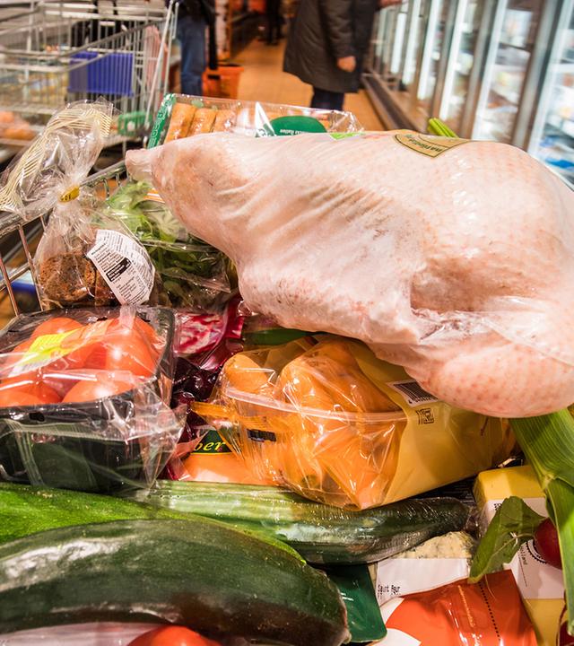 Ein Einkaufswagen mit verschiedenen Lebensmitteln. 