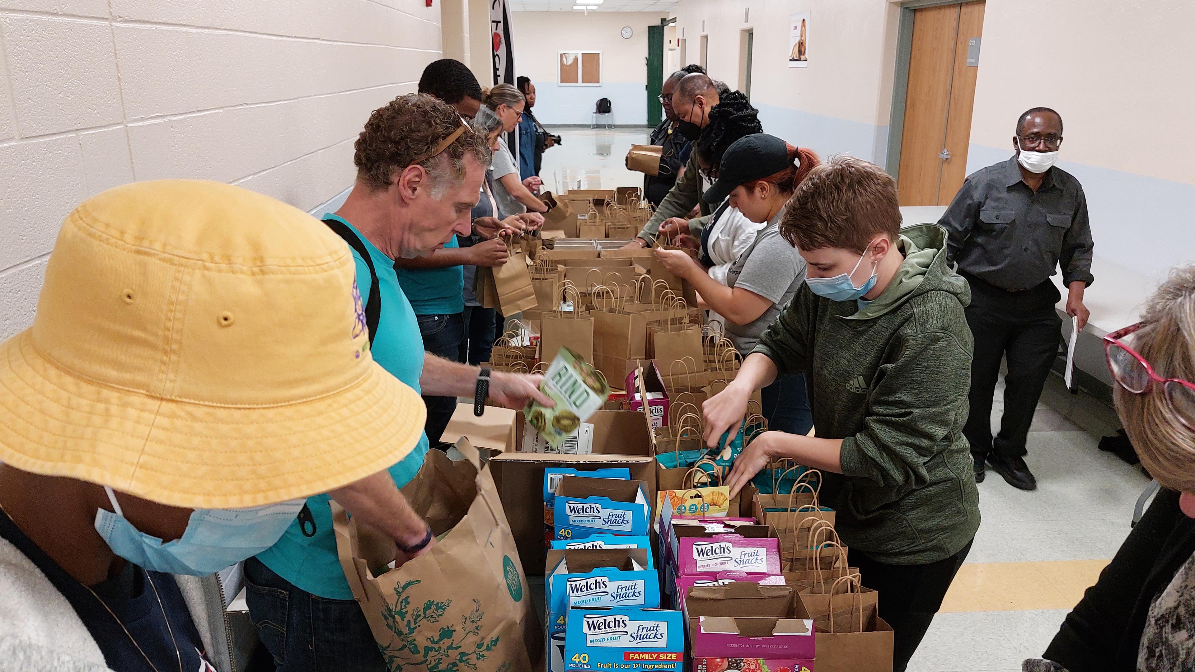 Freiwillige packen in Washington, D.C. Lunchpakete für Schüler*innen.