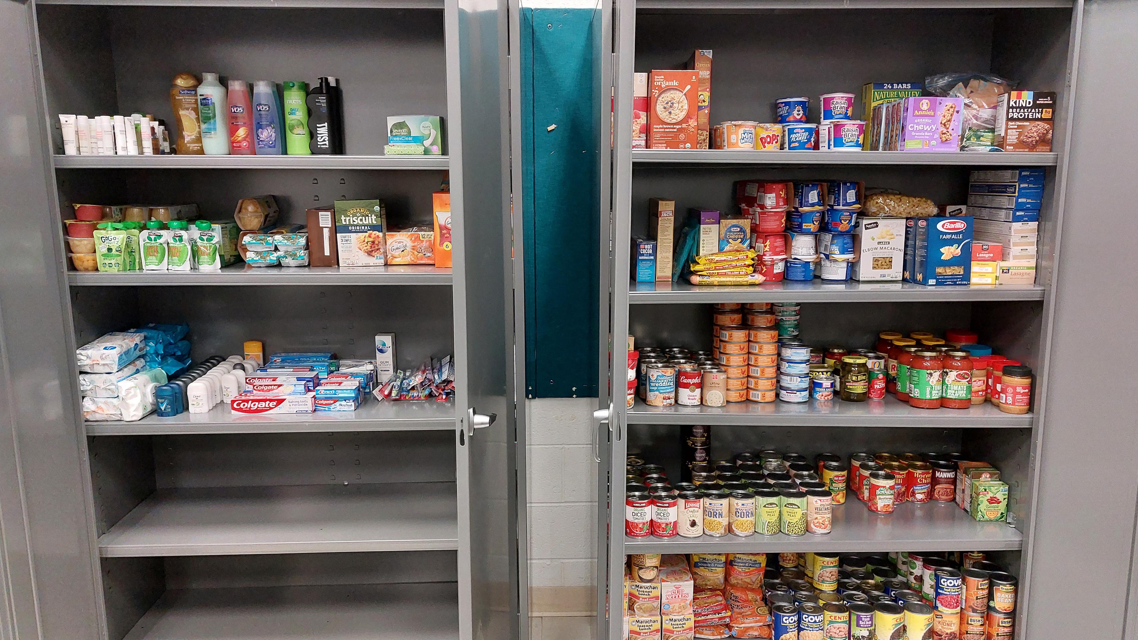 Einmal im Monat werden Lebensmittelschränke wie diese in 18 Schulen in Washington D.C. von der Organisation aufgefüllt.