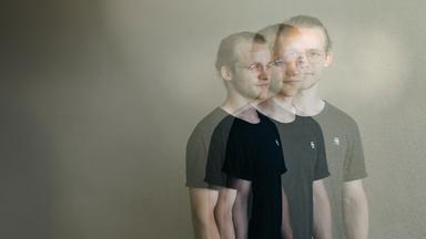 Collage mit Mehrfachbelichtung: Arthur (23) steht vor einer Wand.