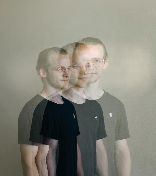 Collage mit Mehrfachbelichtung: Arthur (23) steht vor einer Wand.