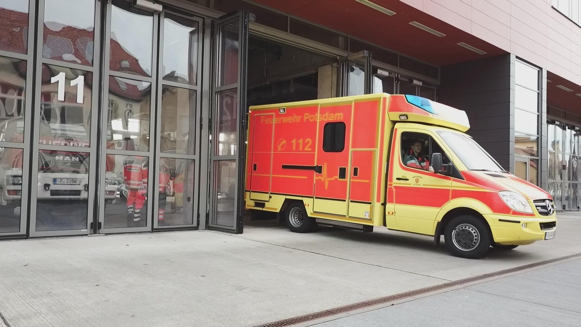 "Lebensretter Technik: Von SOS bis 112": Ein Rettungswagen mit dem Aufdruck 112 fährt zum Einsatz.