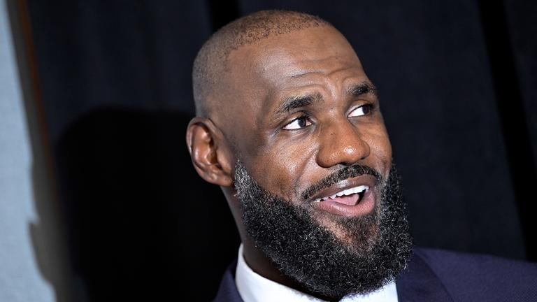 LeBron James lacht. 