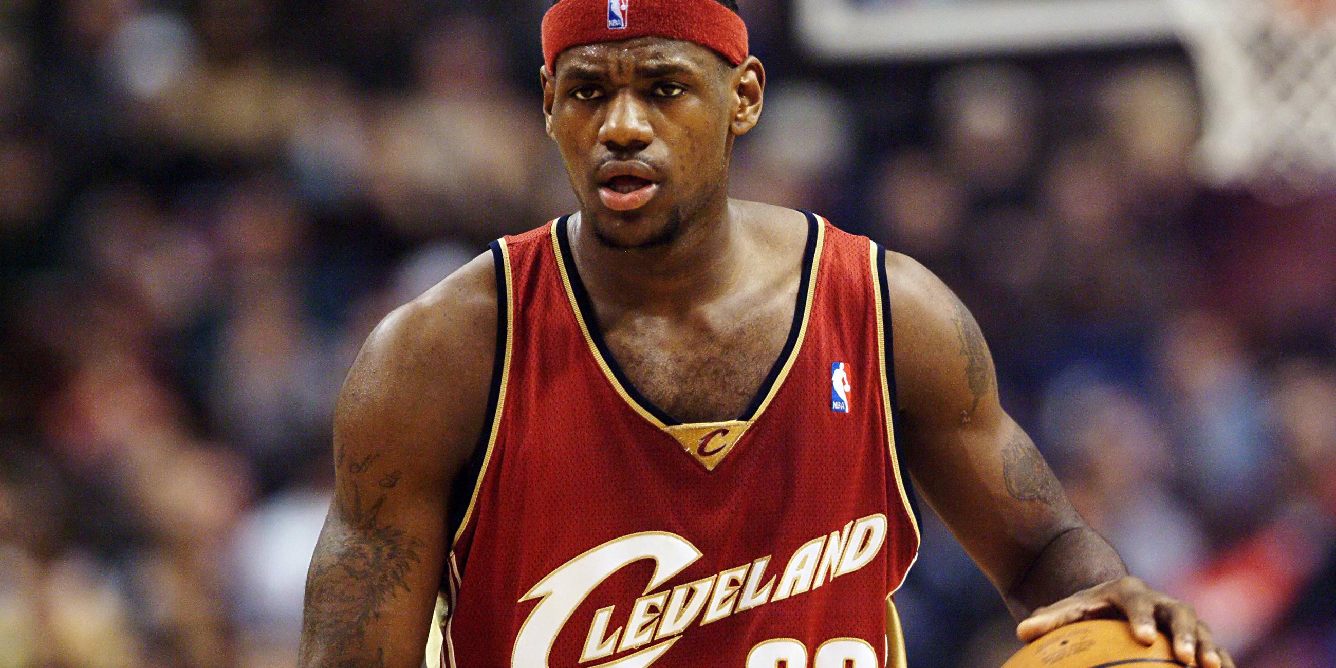 LeBron James gibt 2003 sein NBA-Debüt für die Cleveland Cavaliers