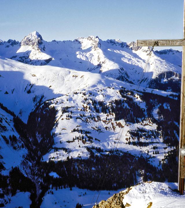 Ein Gipfelkreuz in der Alpenregion Lechtal