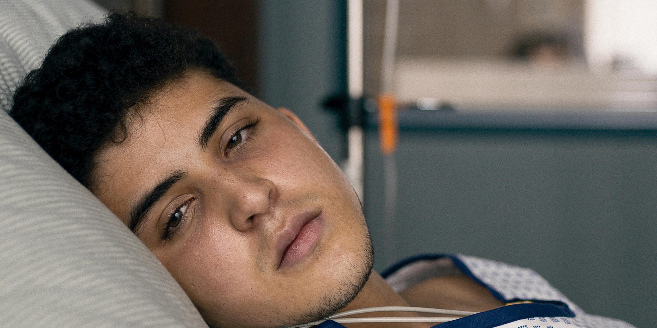 Nahaufnahme von Hagen Buck. Der Patient Hagen Buck (Lukas von Horbatschewsky) liegt im Krankenbett und sieht sehr traurig aus.
