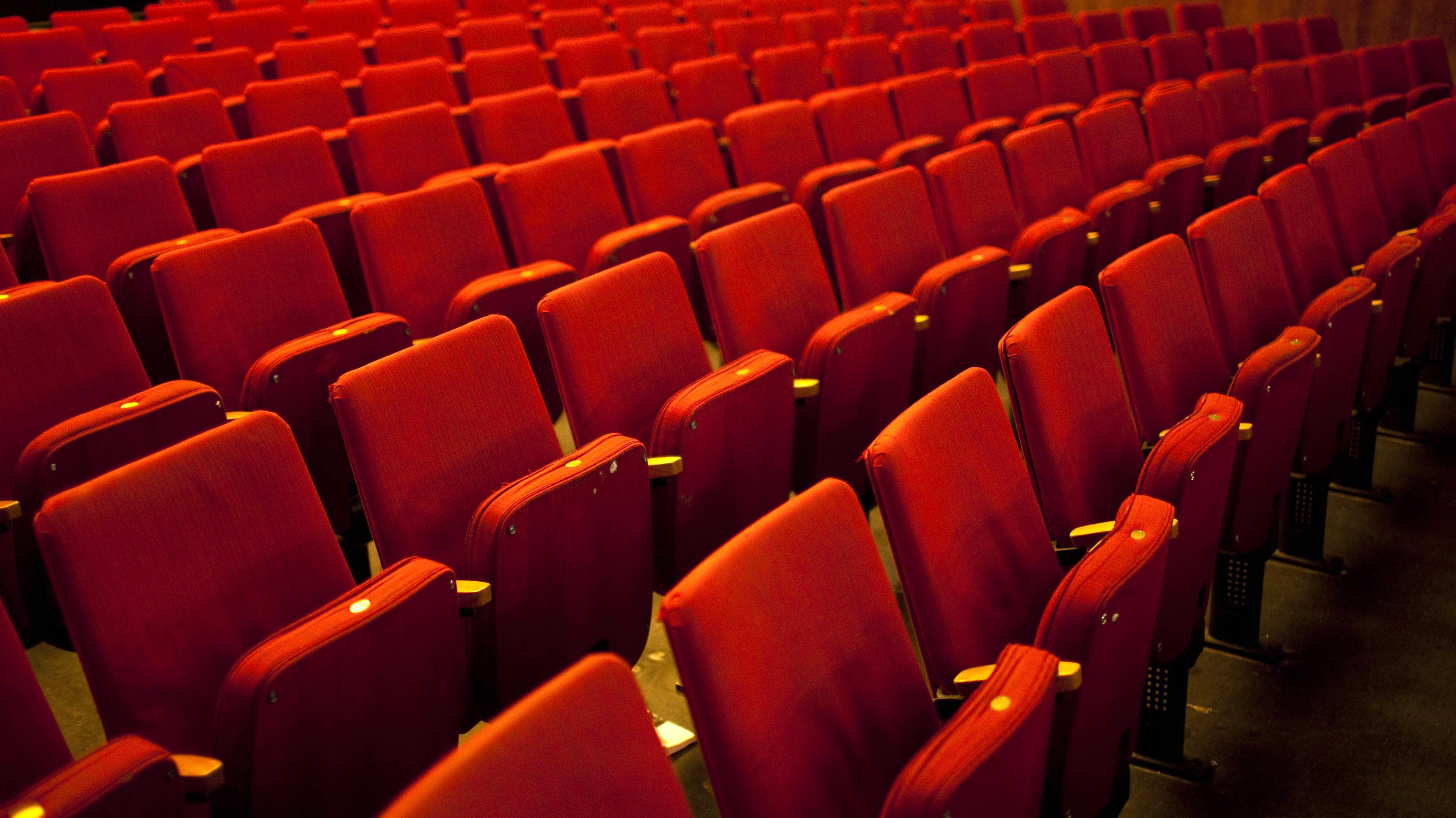Leere Stuhlreihen in einem Theater in Berlin