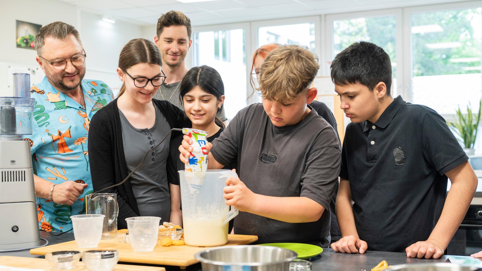 Sebastian Lege kocht bei "Besseresser goes Schule" mit Jugendlichen