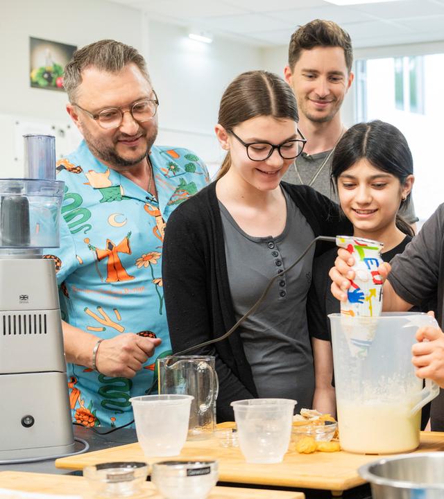 Sebastian Lege kocht bei "Besseresser goes Schule" mit Jugendlichen