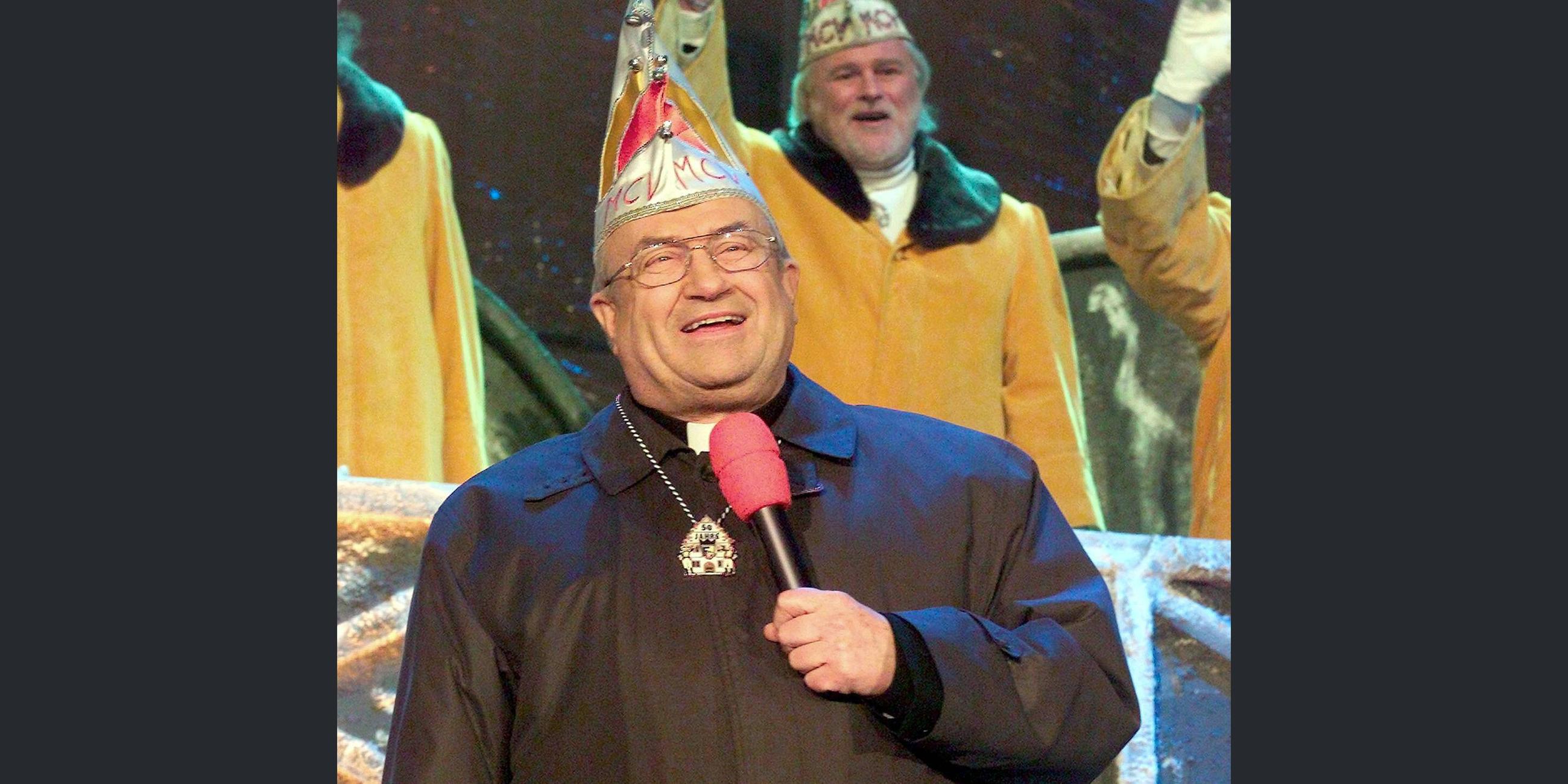 Kardinal Lehmann bei einer Mainzer Fasnachtssitzung (2003)