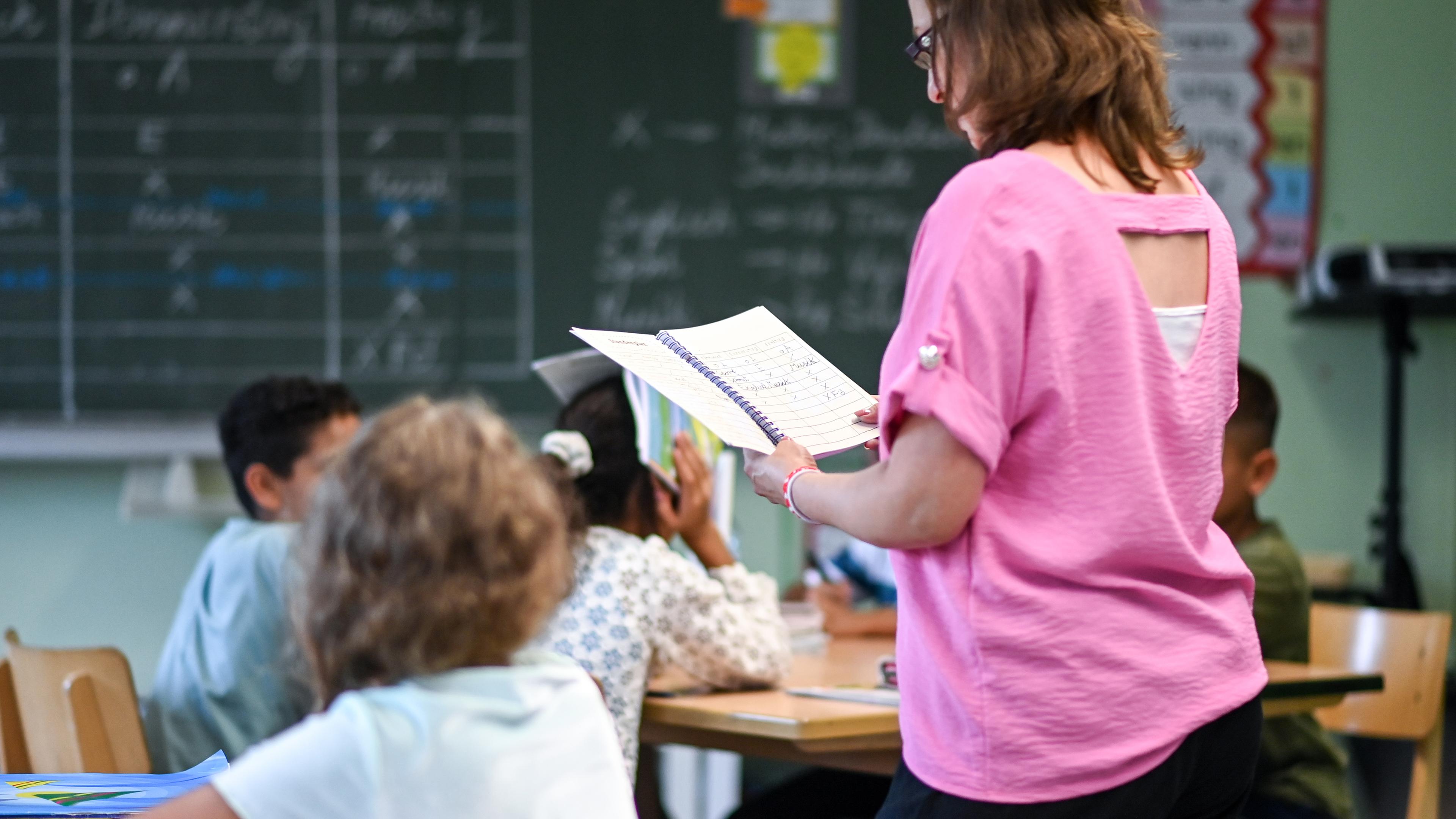 Lehrerin liest der Klasse etwas vor
