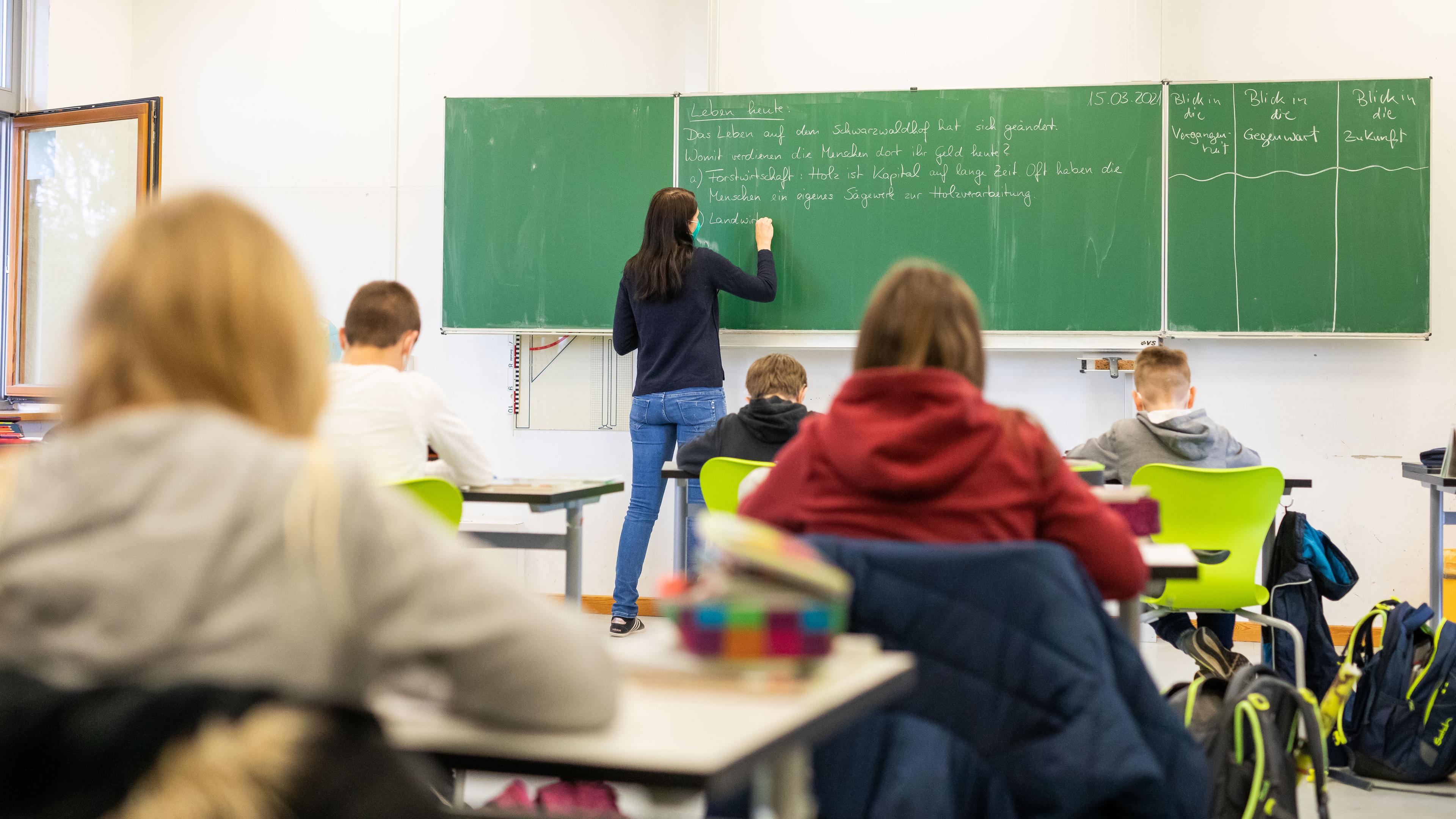 Baden-Württemberg, Heitersheim: Schülerinnen und Schüler einer fünften Klasse der Johanniter Realschule Heitersheim sitzen während dem Unterricht in ihrem Klassenzimmer.