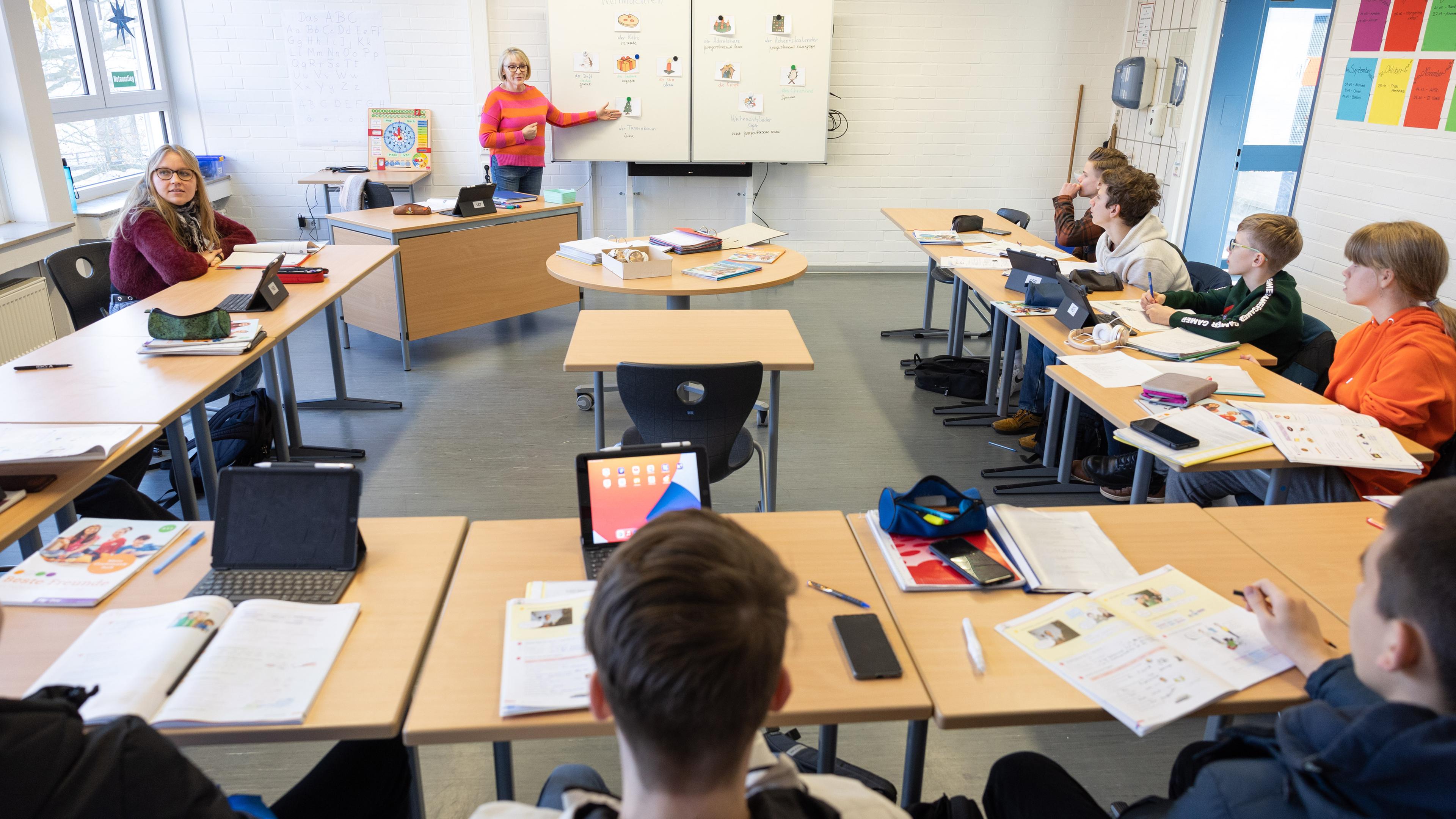 Niedersachsen, Osnabrück: Eine Lehrerin spricht beim Unterricht in einer Sprachlernklasse mit ukrainischen Schülern.
