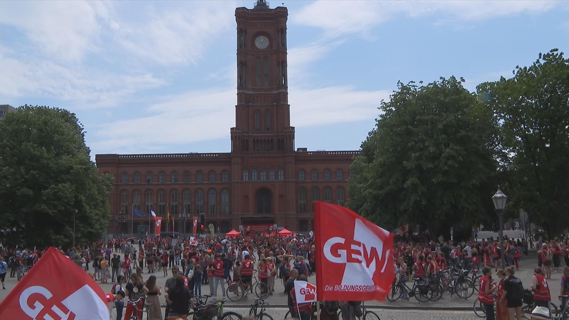 Lehrerstreik vor dem Rathaus in Berlin