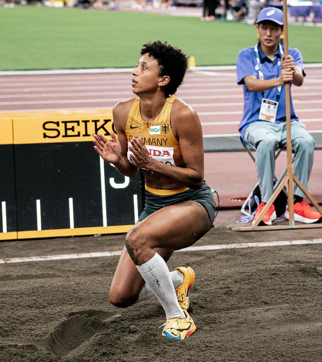 Malaika Mihambo reagiert nach ihrem Sprung bei der Leichtathletik-WM.