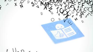  Bildmittig liegt ein blaues Quadrat mit dem Icon für „Leichte Sprache“: eine stilisierte lächelnde Figur neben einem Dokument mit Daumen-hoch-Symbol. Rundherum wirbeln zahlreiche schwarze Buchstaben ungeordnet durch den Raum, während das Symbol ruhig und klar hervorsticht