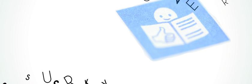  Bildmittig liegt ein blaues Quadrat mit dem Icon für „Leichte Sprache“: eine stilisierte lächelnde Figur neben einem Dokument mit Daumen-hoch-Symbol. Rundherum wirbeln zahlreiche schwarze Buchstaben ungeordnet durch den Raum, während das Symbol ruhig und klar hervorsticht