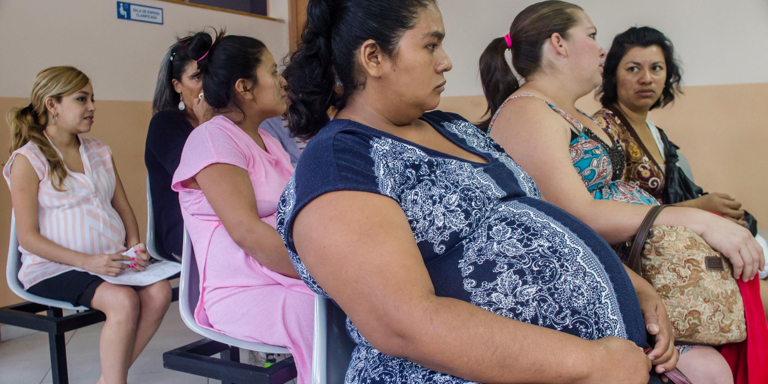 schwangere frauen warten im krankenhaus auf untersuchung